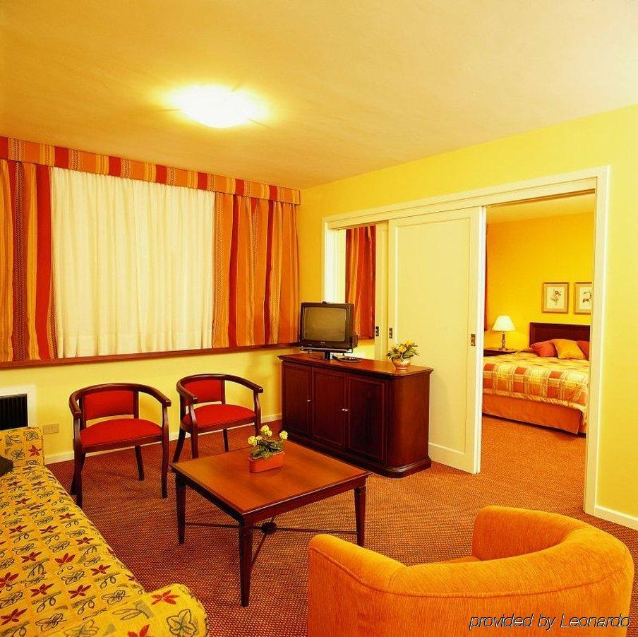 Hotel Deville Curitiba Oda fotoğraf